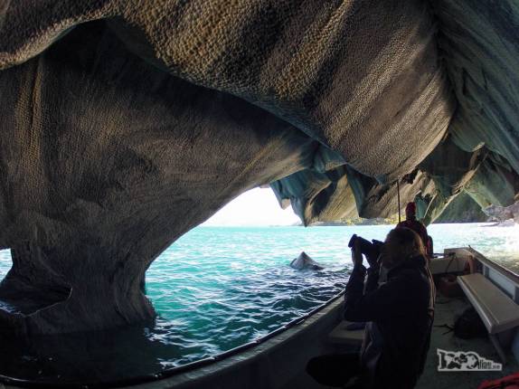 A Ana fotografa as formações de mármore sob a Catedral de Mármore, no lago General Carrera, região de Puerto Rio Tranquilo, na Carretera Austral, sul do Chile